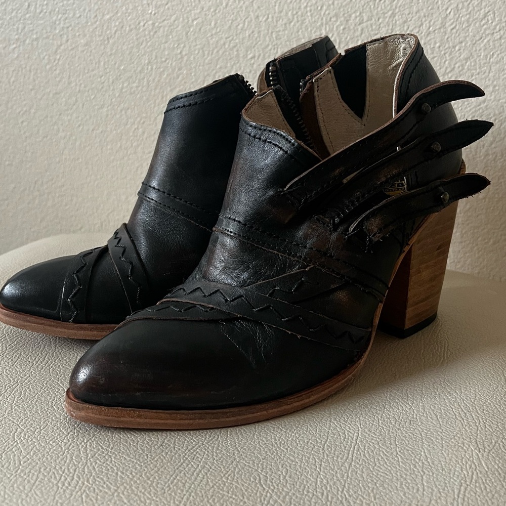 FREEBIRD By Steven Gate Distressed Black Leather Heel Ankle Booties Women’s - Picture 4 of 12